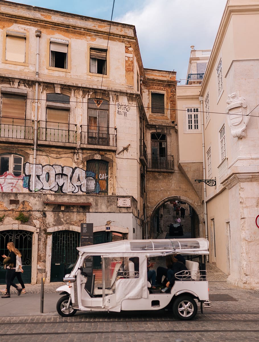 White Auto-rickshaw Near Building, architecture, daylight, downtown HD wallpaper