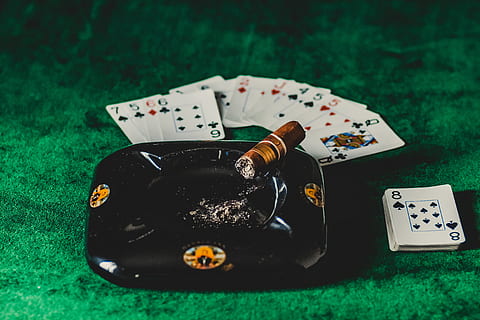 brown-tobacco-on-black-ashtray-thumbnail