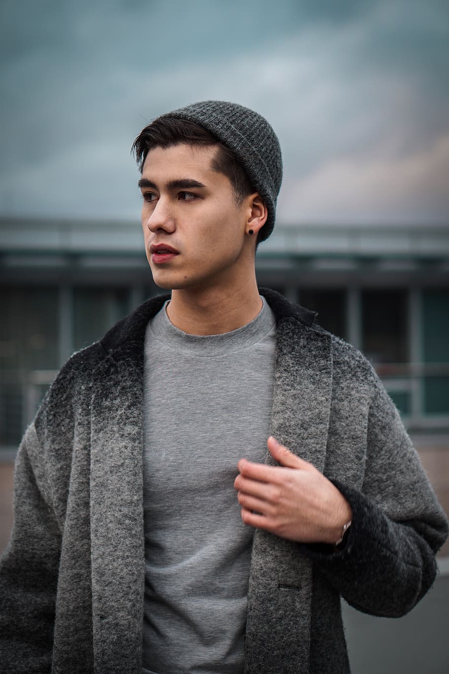man waering gray coat, apparel, clothing, person, human, beanie HD wallpaper