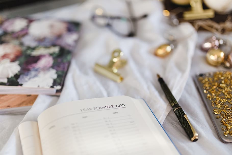Starting work from bed, notebook, books, calendar, study, agenda HD wallpaper