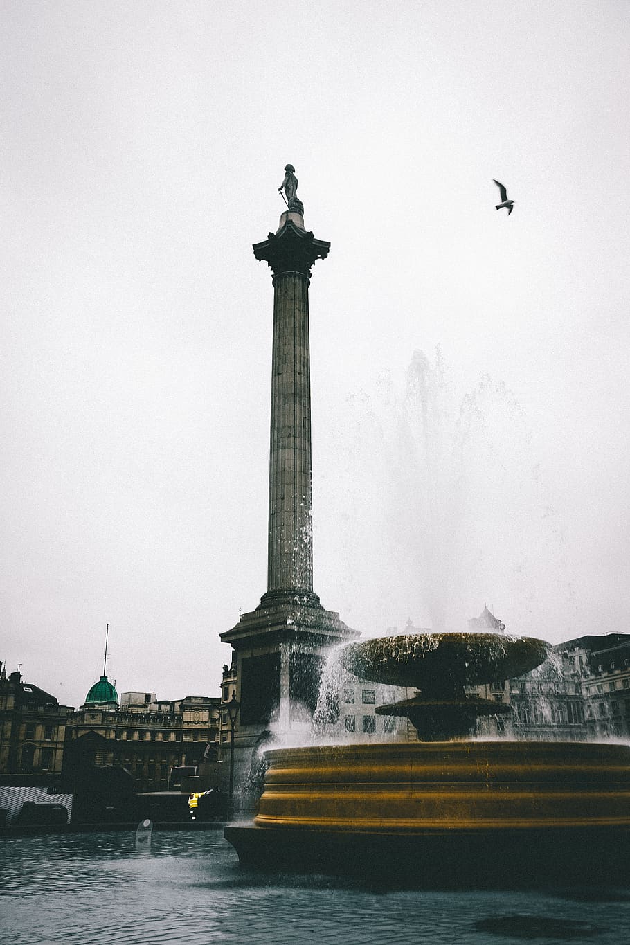 Trafalgar Square, London, England Under Gray Sky, architecture, HD wallpaper