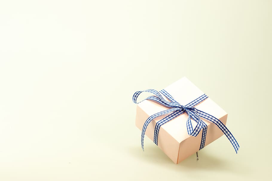 Blue White Ribbon on Pink Box, birthday, celebration, gift packaging HD wallpaper