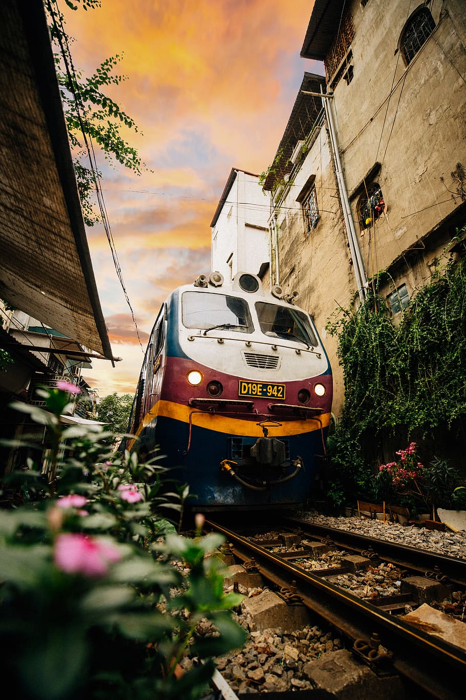blue and grey train, building exterior, built structure, architecture HD wallpaper