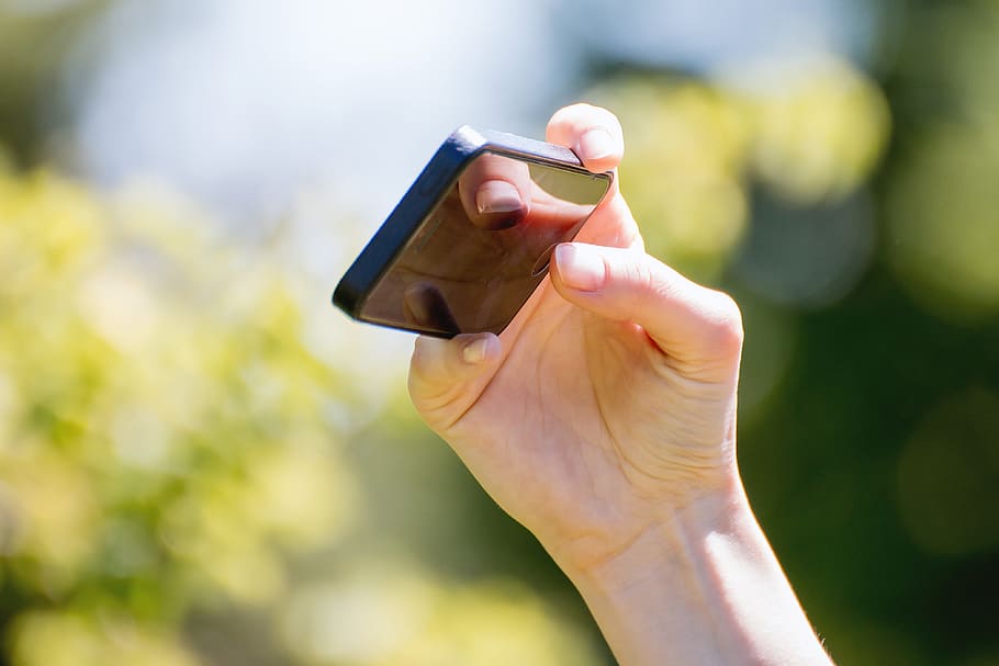 Female hand using a smartphone. Shallow depth of field, human hand HD wallpaper
