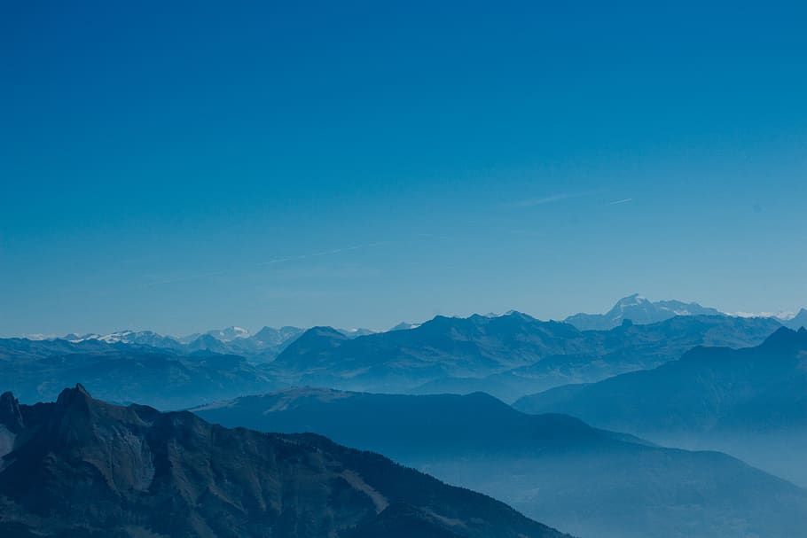 Mountain heart. Небо горы и деревня Unsplash.