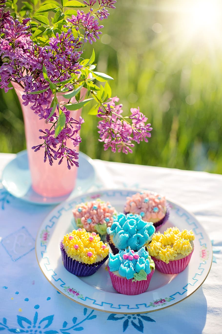 cupcakes, russian tips, lilacs, summer, treat, snack, buttercream, HD wallpaper
