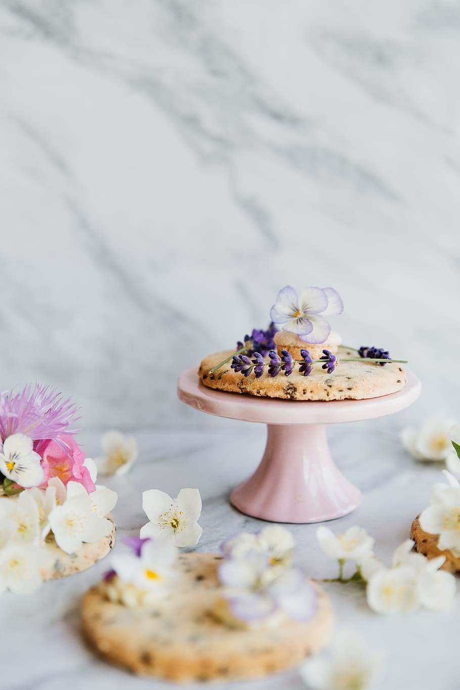 flowers on pie, biscuit, cake, plate, ornate, treat, sugar, petal HD wallpaper