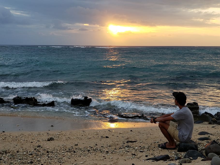 Man Sitting by the Beach Looking at Setting Sun, dawn, evening HD wallpaper