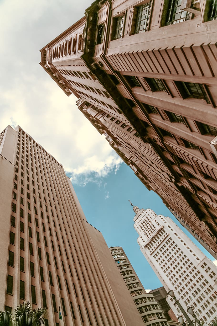 Low building. Небоскрёб Крайслер Билдинг экстерьер. Здание построенное в низ. Chrysler building.