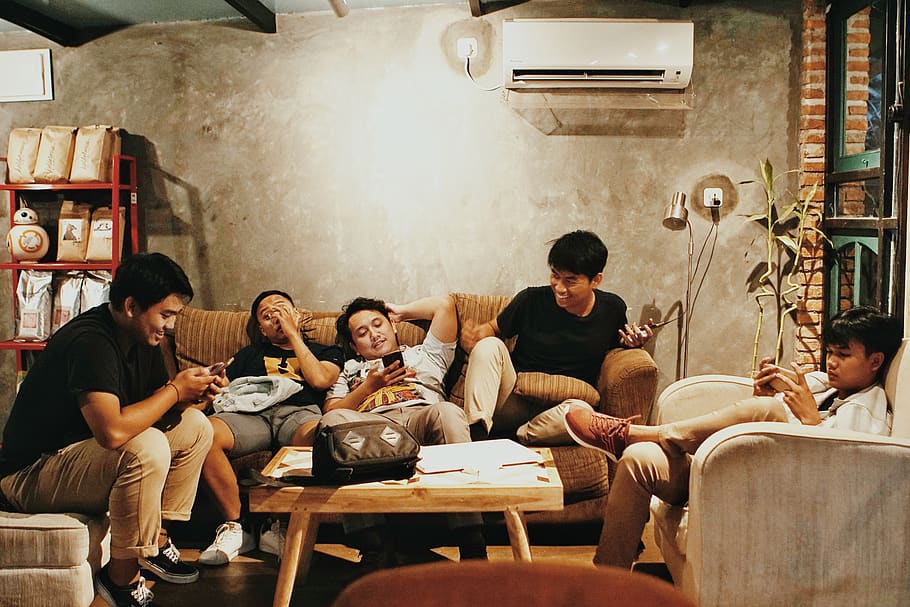 Men Sits of Sofa, boys, cellphone, facial expression, five, friends, HD wallpaper