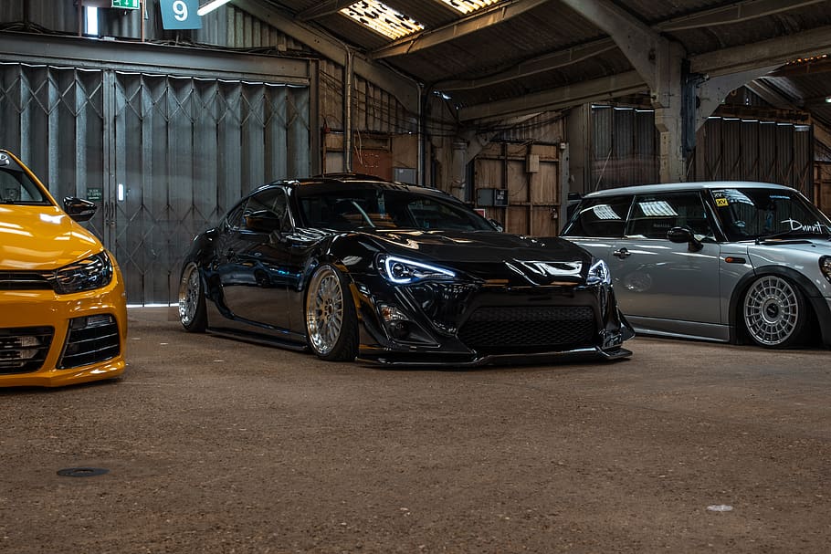 black coupe parked between two vehicles, mode of transportation HD wallpaper
