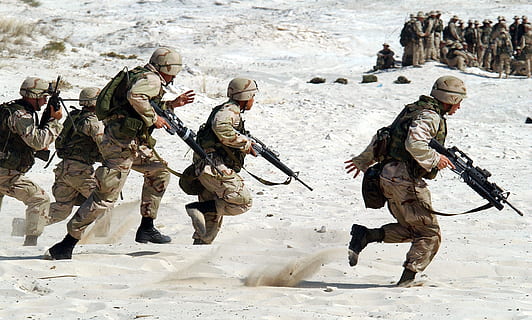 5 Soldiers Holding Rifle Running on White Sand during Daytime HD wallpaper