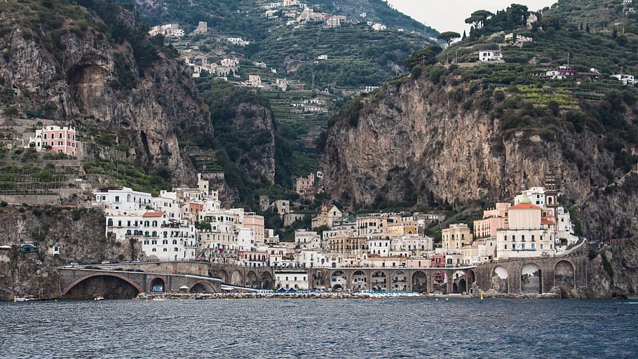 White Buildings Beside Mountain and Body of Water, architecture HD wallpaper