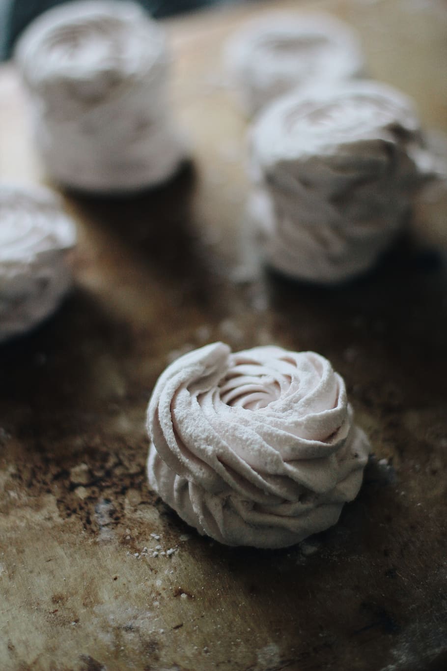 White Floral Decor, baked, bakery, baking, blur, bread, cake HD wallpaper