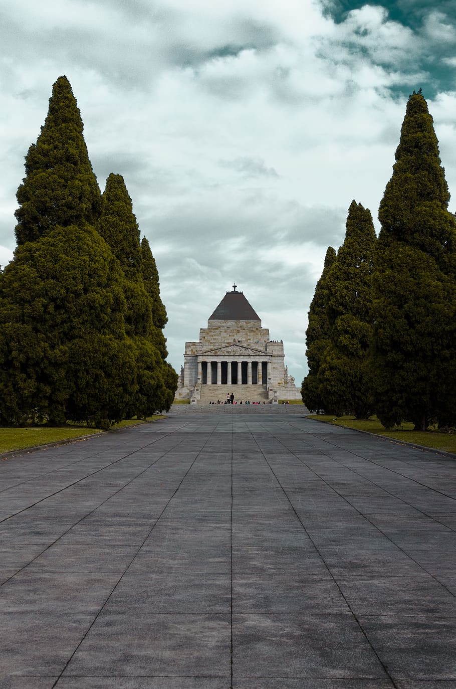 australia, melbourne, shrine of remembrance/st kilda rd, balanced