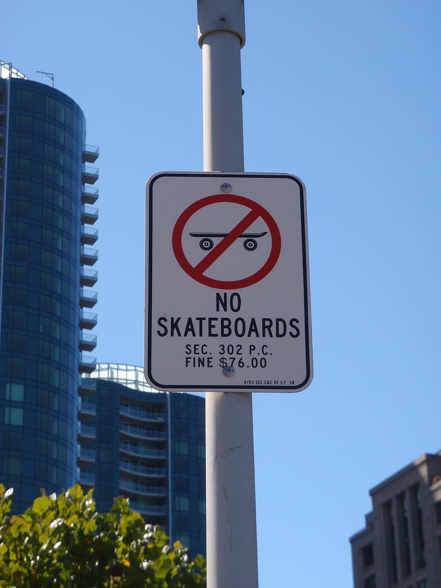 No Skateboards sign in San Francisco with nice building behind it. HD wallpaper