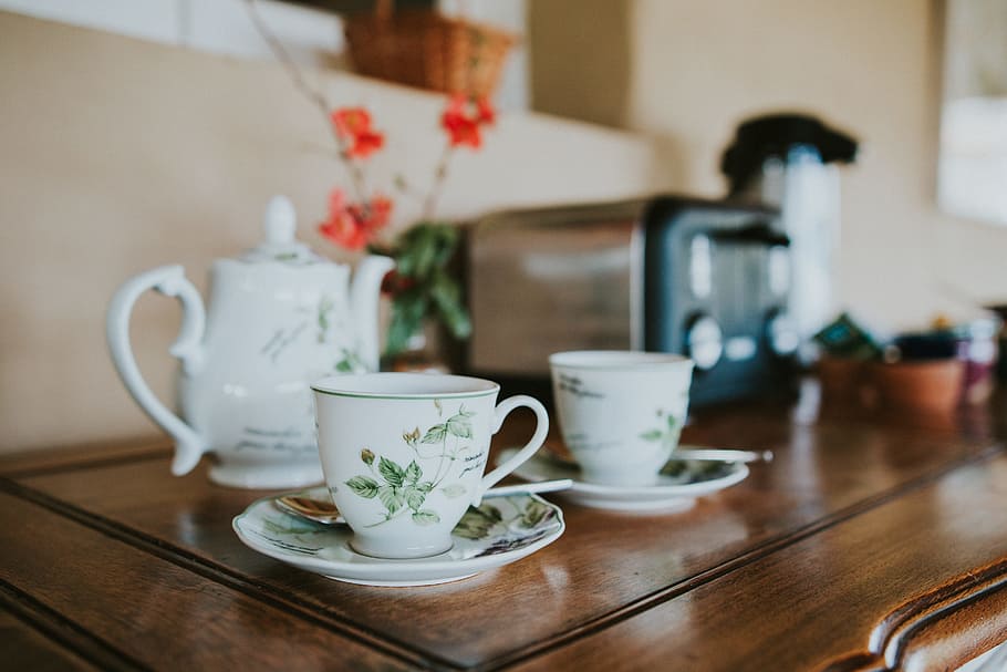 shallow focus photography of kettle with teacups, saucer, table, HD wallpaper