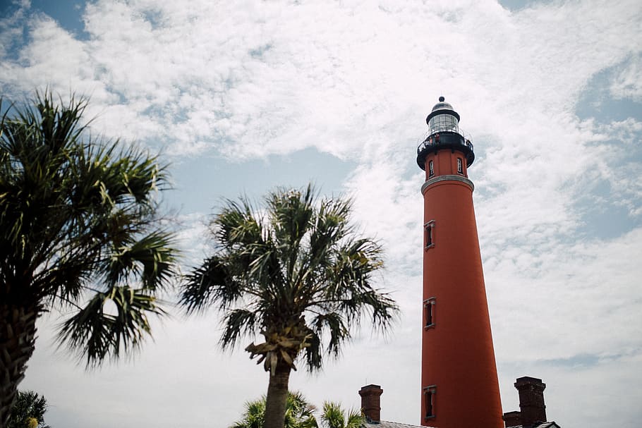 red lighthouse under blue sky, tree, plant, tower, building exterior HD wallpaper