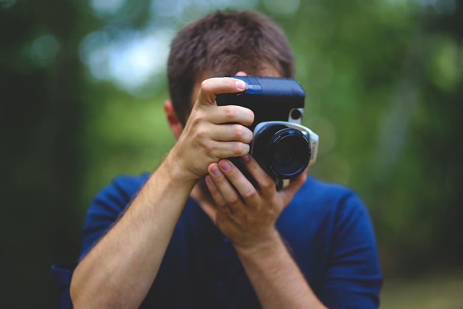 Man taking photo, camera, photographer, photographing, photography themes HD wallpaper