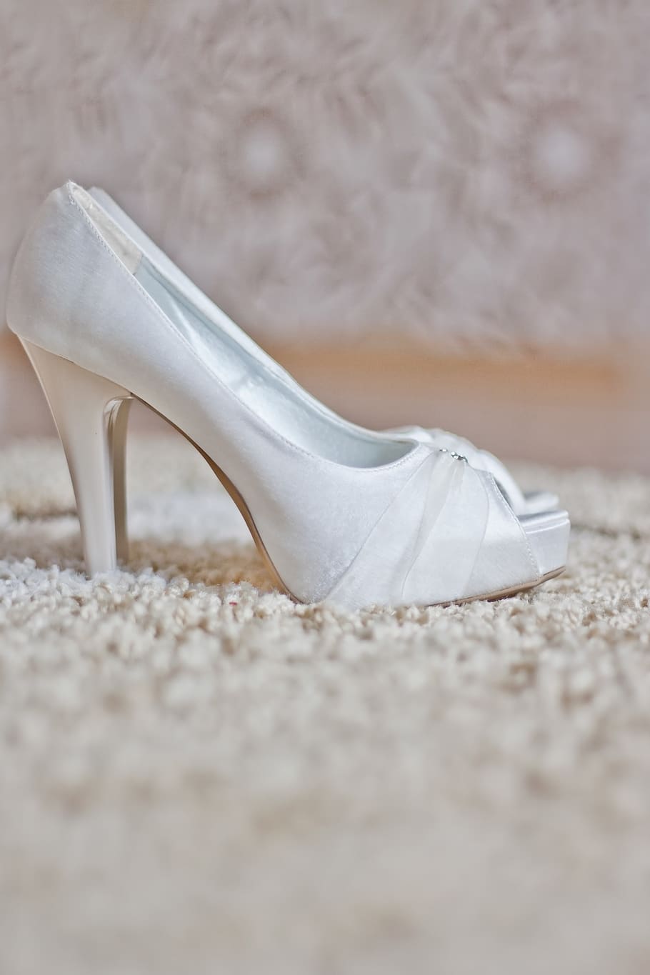 Wedding shoes, high heels, selective focus, close-up, still life HD wallpaper