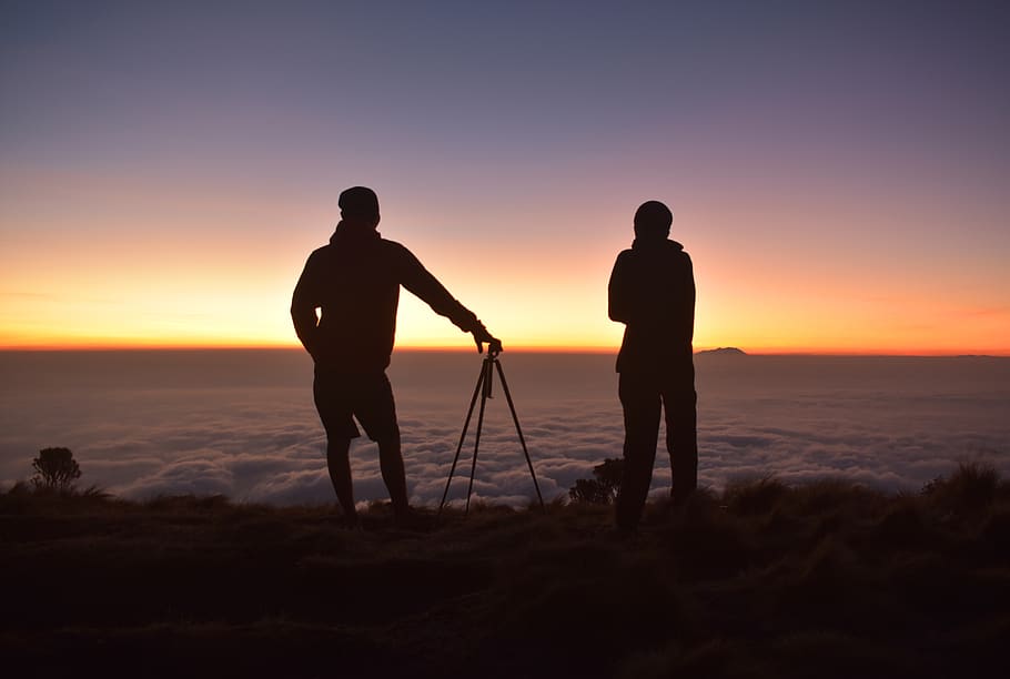 Silhouette of People on Mountain Tops Looking on Sea of Clouds HD wallpaper