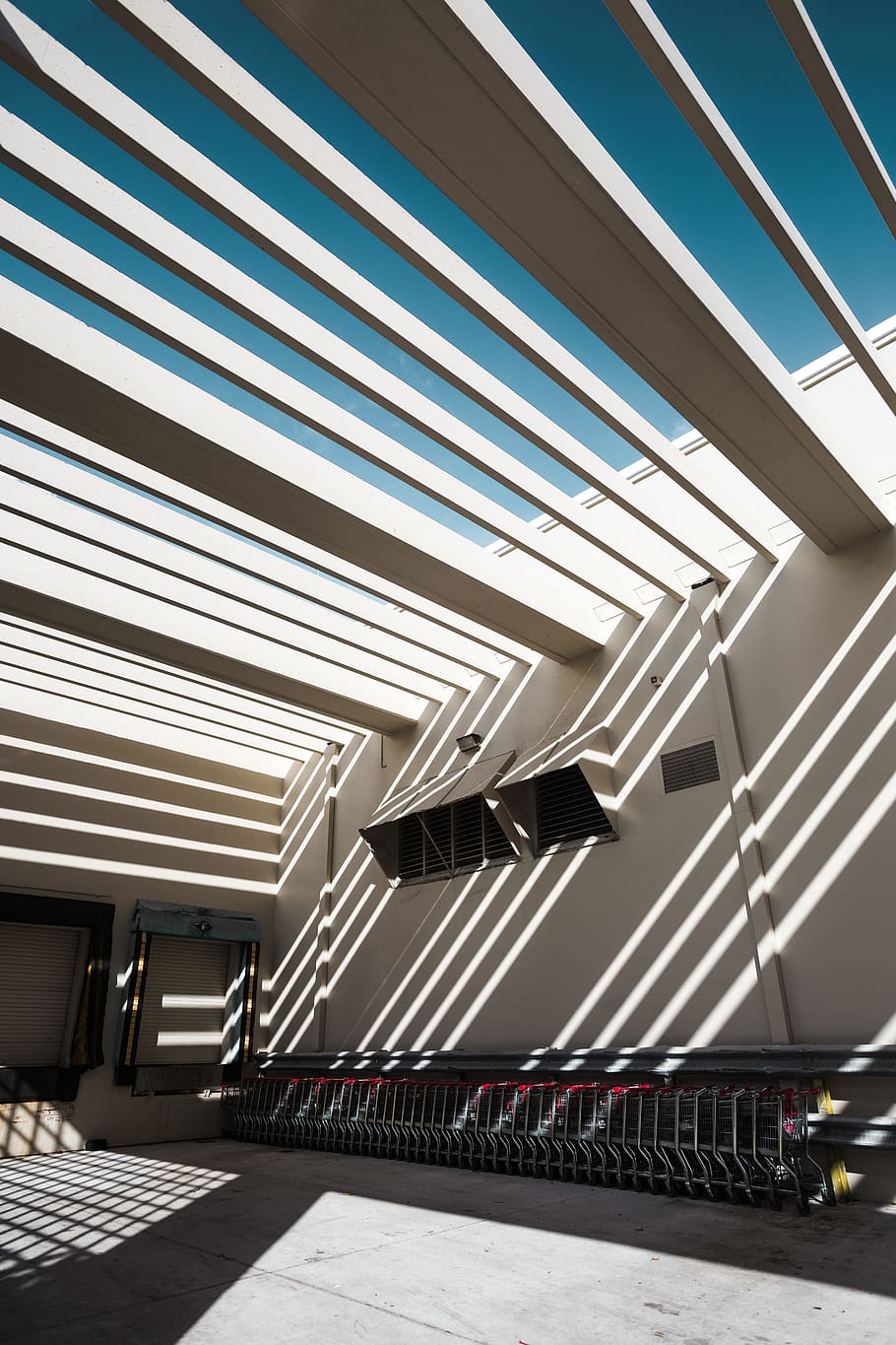 light passing through building during daytime, architecture, built structure HD wallpaper
