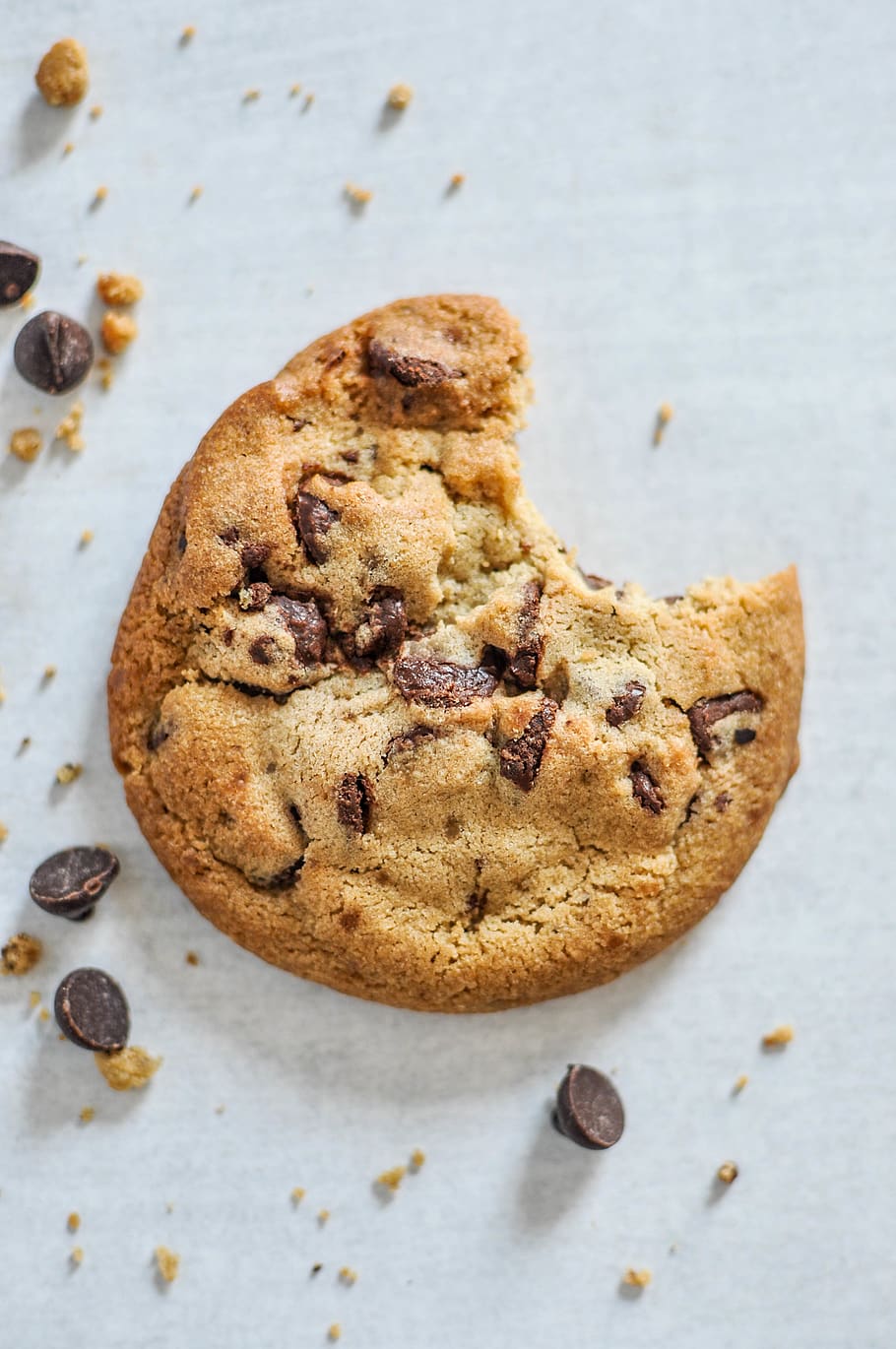 bite cookie on white surface, food and drink, baked, sweet food HD wallpaper