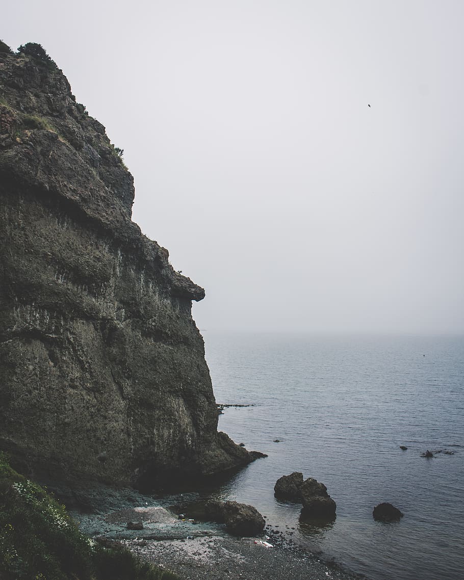 Gray and Green Mountain, bay, beach, cliff, dawn, daylight, fog HD wallpaper