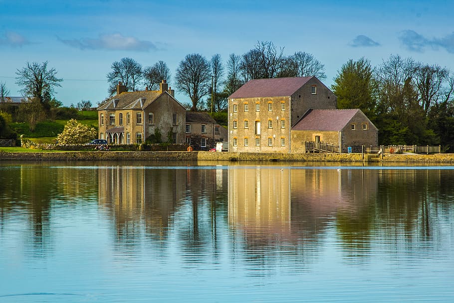 Brown House Reflecting on Body of Water, architecture, buildings HD wallpaper
