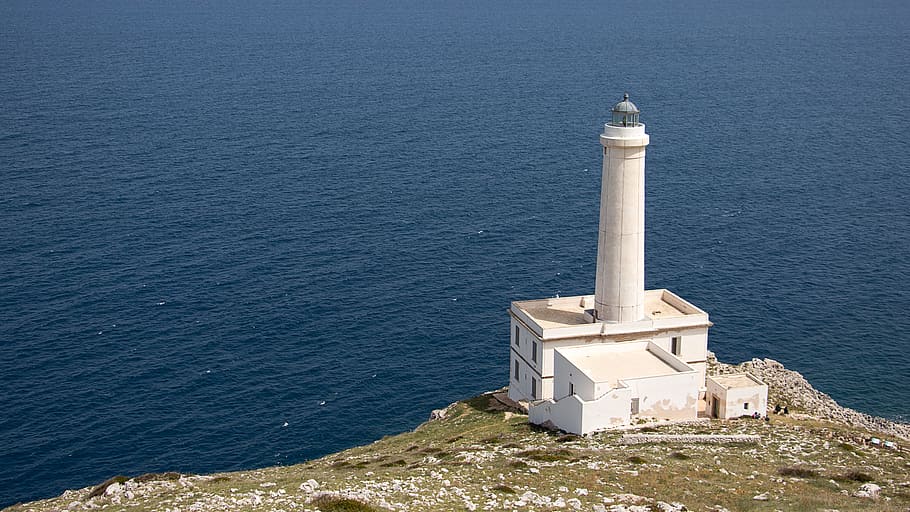 White Lighthouse on Cliff Near Body of Water, architecture, beach HD wallpaper