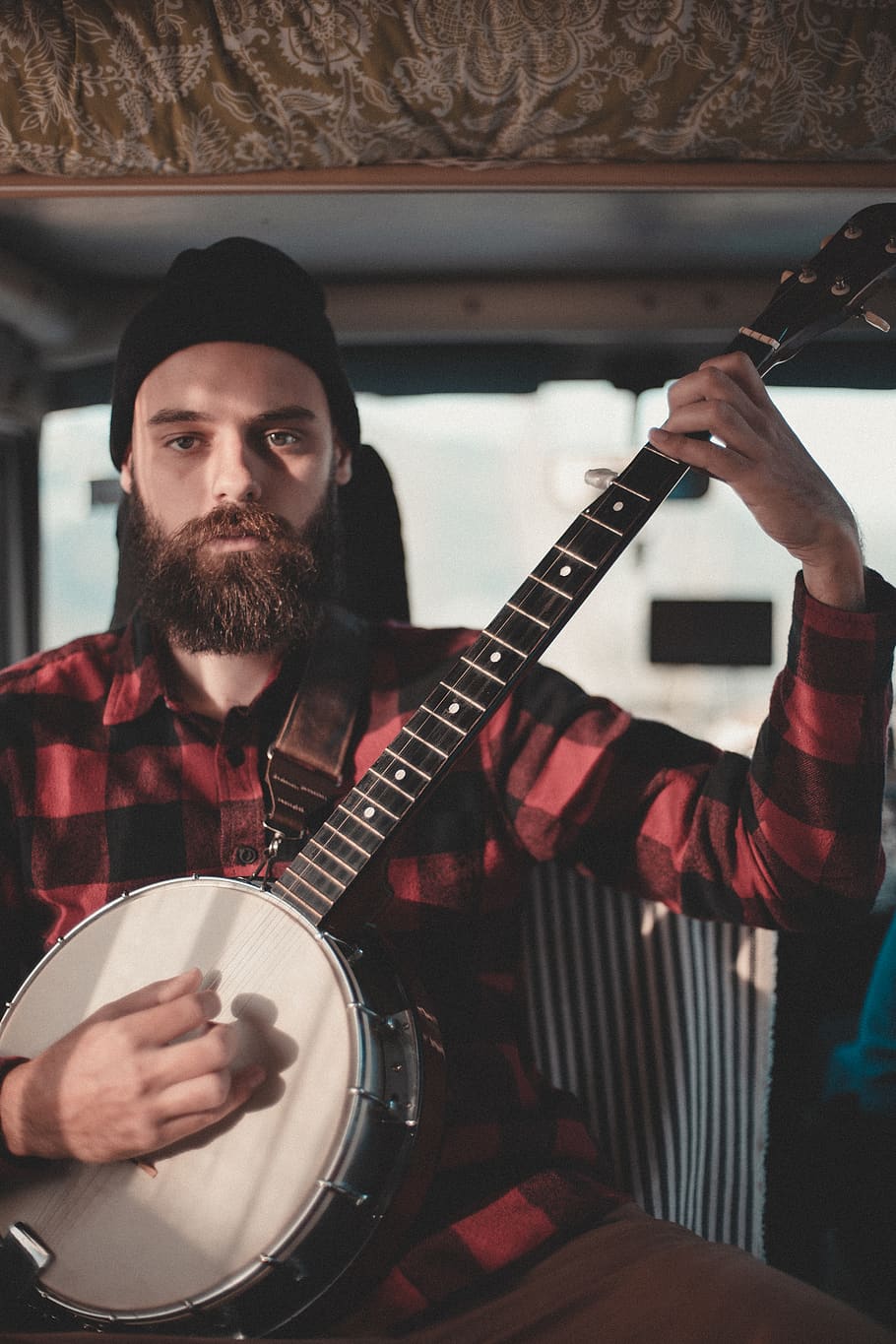 man holding string instrument, leisure activities, banjo, musical instrument HD wallpaper