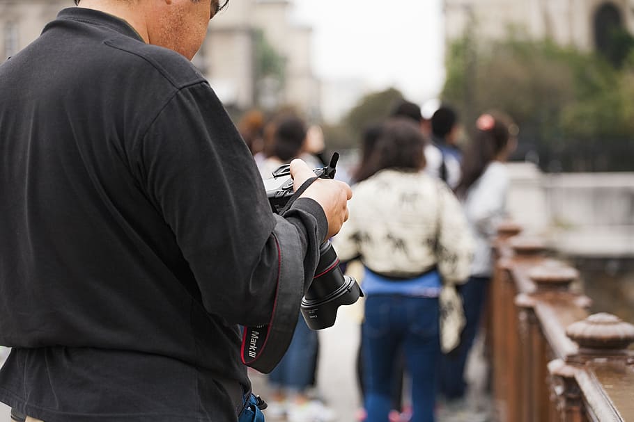 man checking his DSLR camera, france, paris, notre dame de paris HD wallpaper