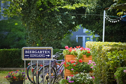 Biergarten Eingang signage, bike, bicycle, vehicle, transportation HD wallpaper