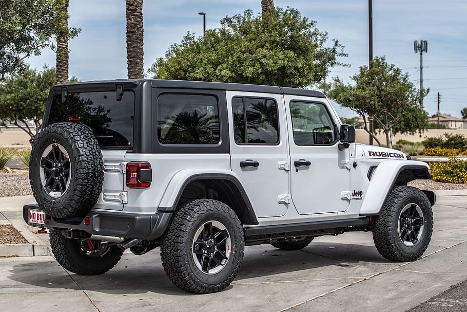 Hd Wallpaper Photo Of A Parked White Jeep Wrangler Rubicon Automotive Car Wallpaper Flare