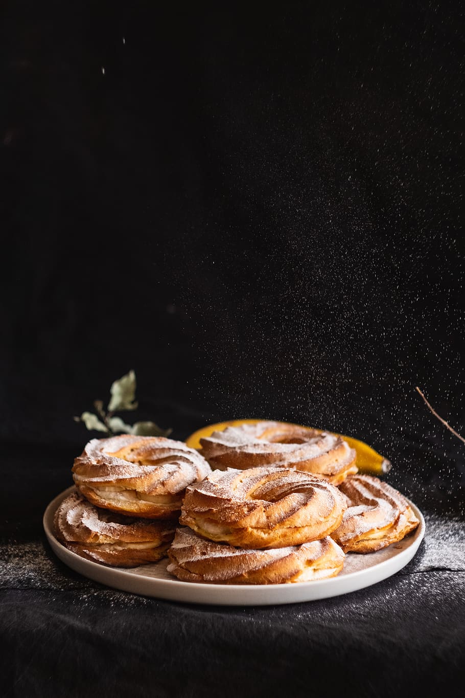 baked breads on plate, food and drink, sweet food, ready-to-eat HD wallpaper