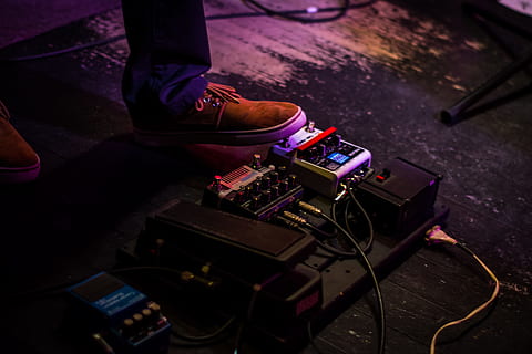 Person Operating Guitar Effects Pedal, amplifier, audio, board HD wallpaper