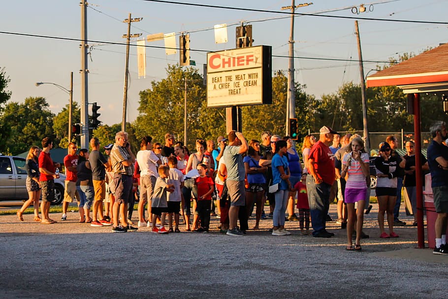 ice cream, midwest, chief, summer, line, strangers, crowd, small town HD wallpaper