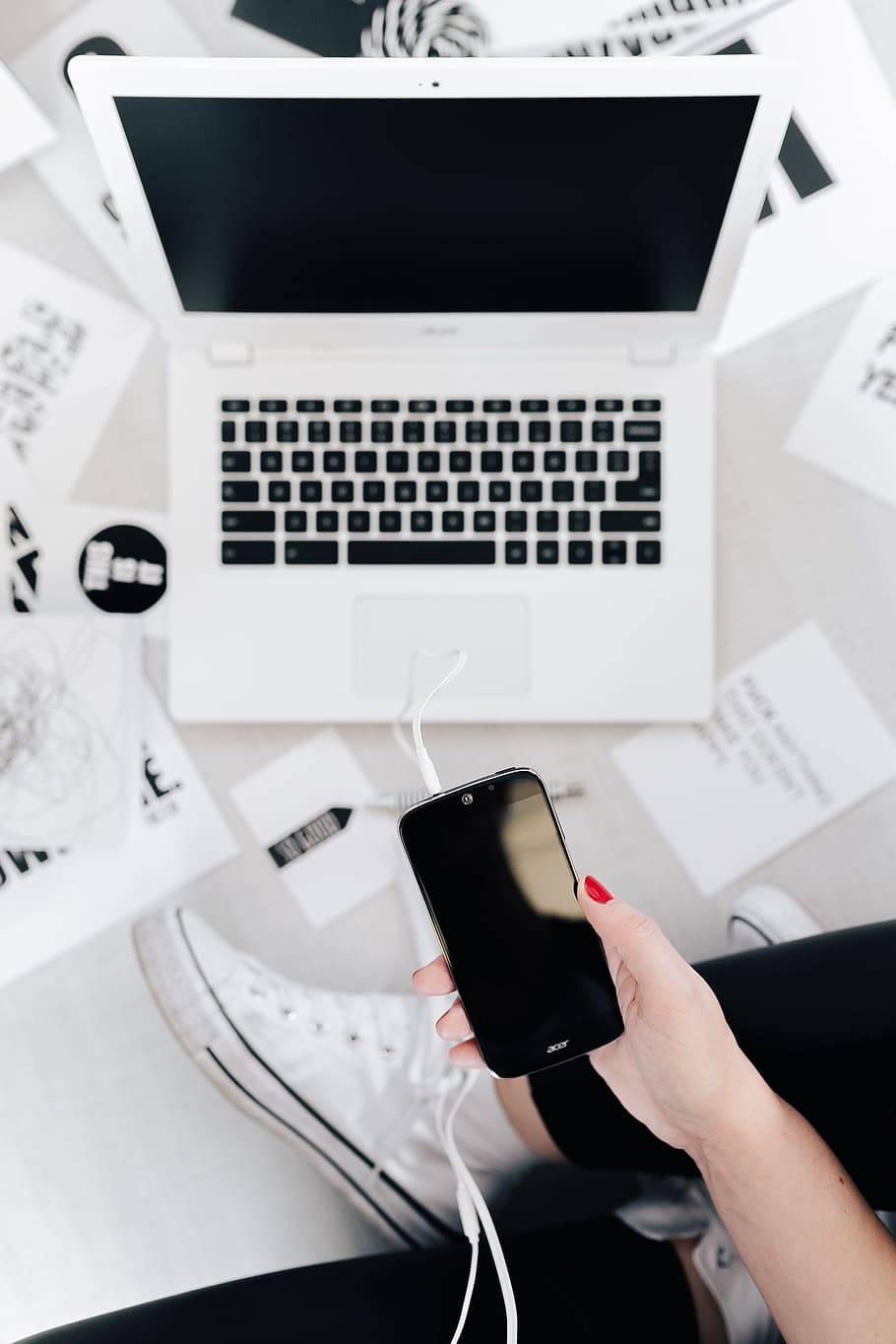 Femine Workplace with White Laptop, minimal, minimalist, workspace HD wallpaper