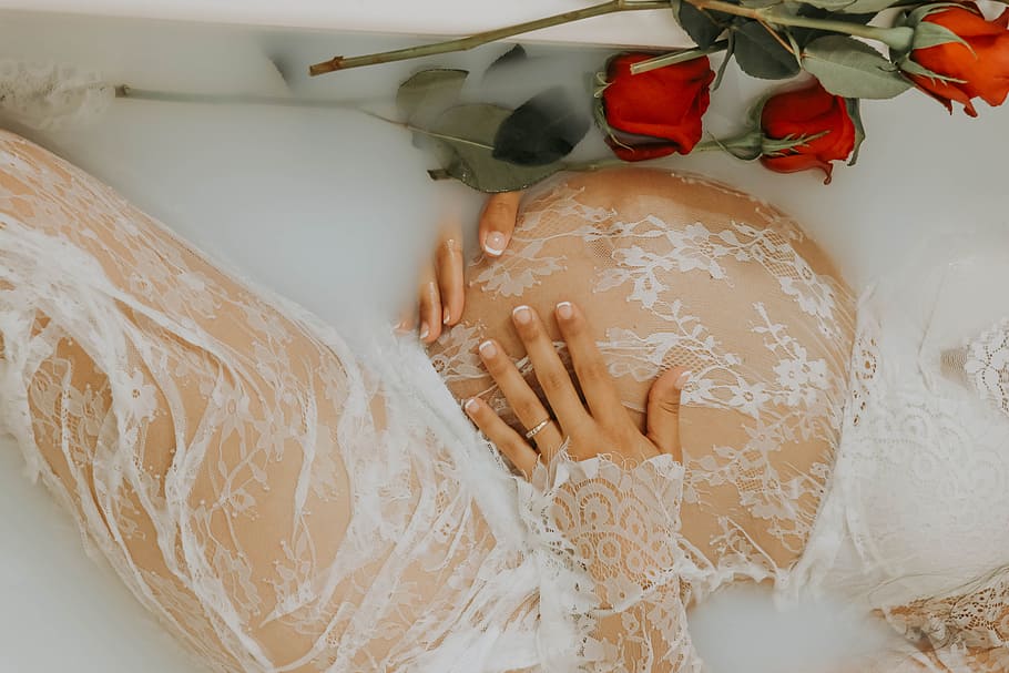 pregnant woman in bathtub, maternity, milkbath, lace, flower, HD wallpaper