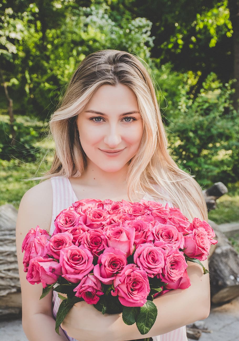 cute, sunlight, smile, blonde, blonde hair, bouquet, flowers HD wallpaper