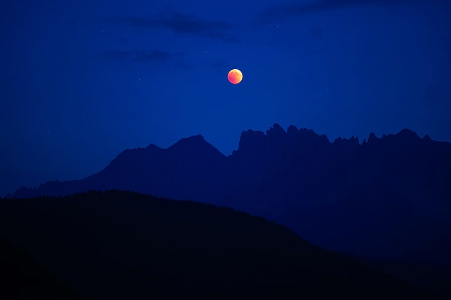 lunar eclipse with silhouette mountain, moon, blue, red, night HD wallpaper