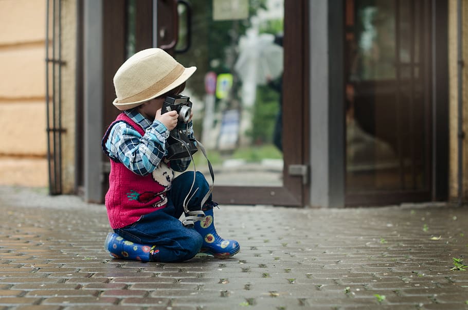 Boy Taking a Photo Using Camera, analog camera, aspiration, child HD wallpaper