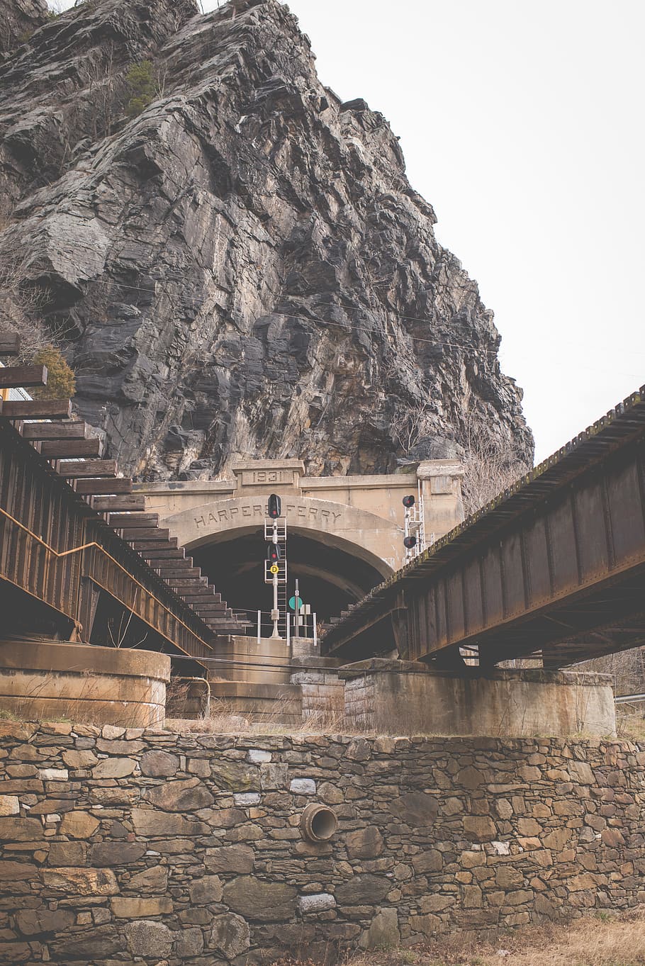 rocks, stone, infrastructure, bridge, trail, station, traffic light HD wallpaper