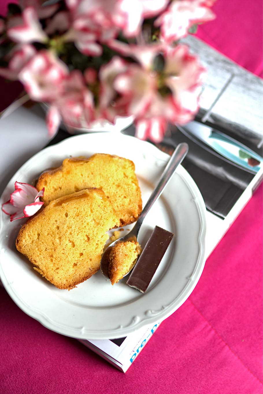 Cake on a white saucer. African violets, break, delicious, epicure HD wallpaper