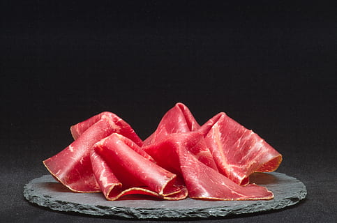 Plate of Bacon, appetizing, beef, black background, close-up HD wallpaper