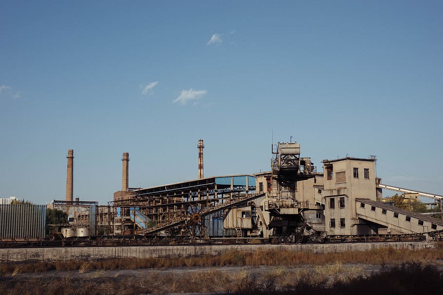 gray conveyor machine under blue sky during daytime, building HD wallpaper