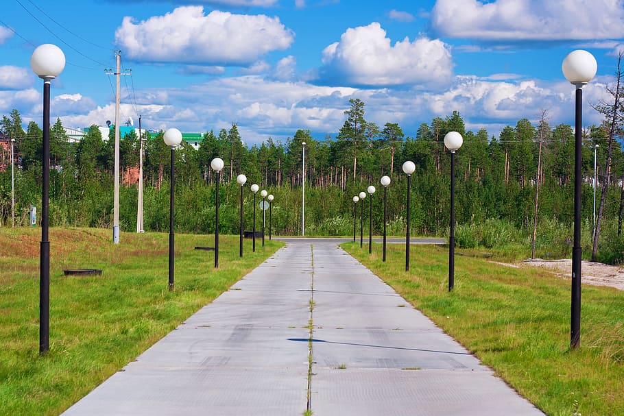 gubkinsky-city-day-green.jpg