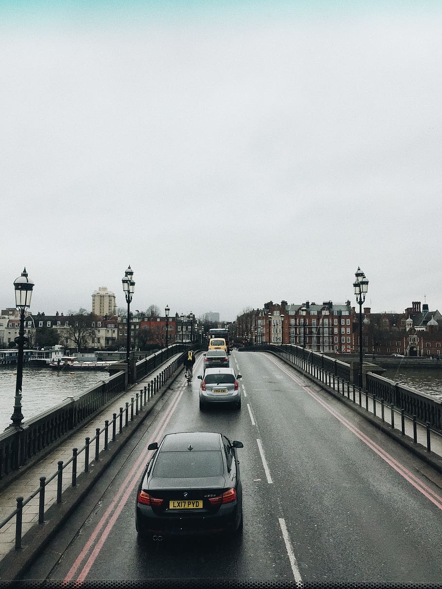 All Vehicles Passing on Left Lane of Road While Right Lane Is Empty Under Gray Sky HD wallpaper