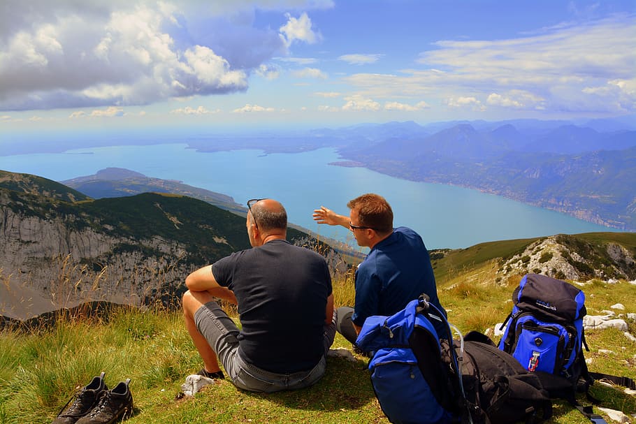 amici, pause, admire, mountain, lake, garda, landscape, indicate HD wallpaper