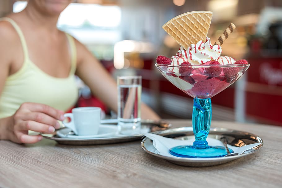 Strawberry Ice Cream, berries, blurred background, body, coffee HD wallpaper